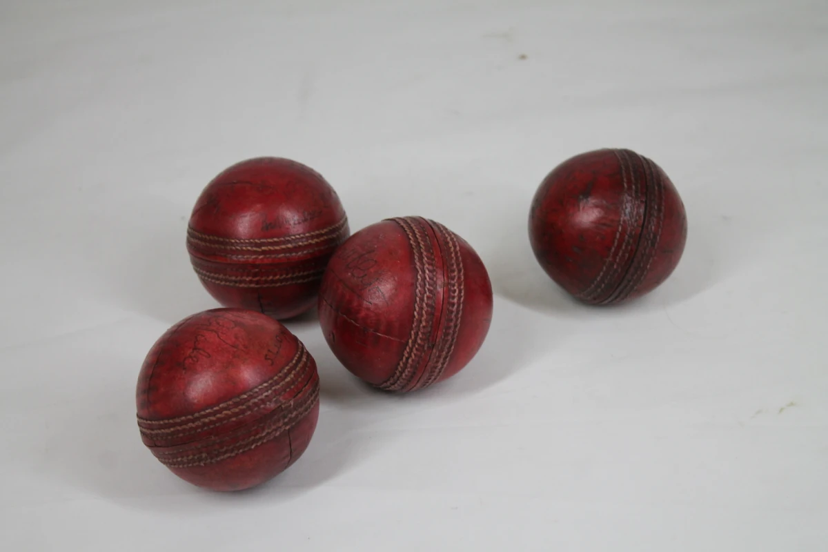 4 Gesigneerde cricketballen
