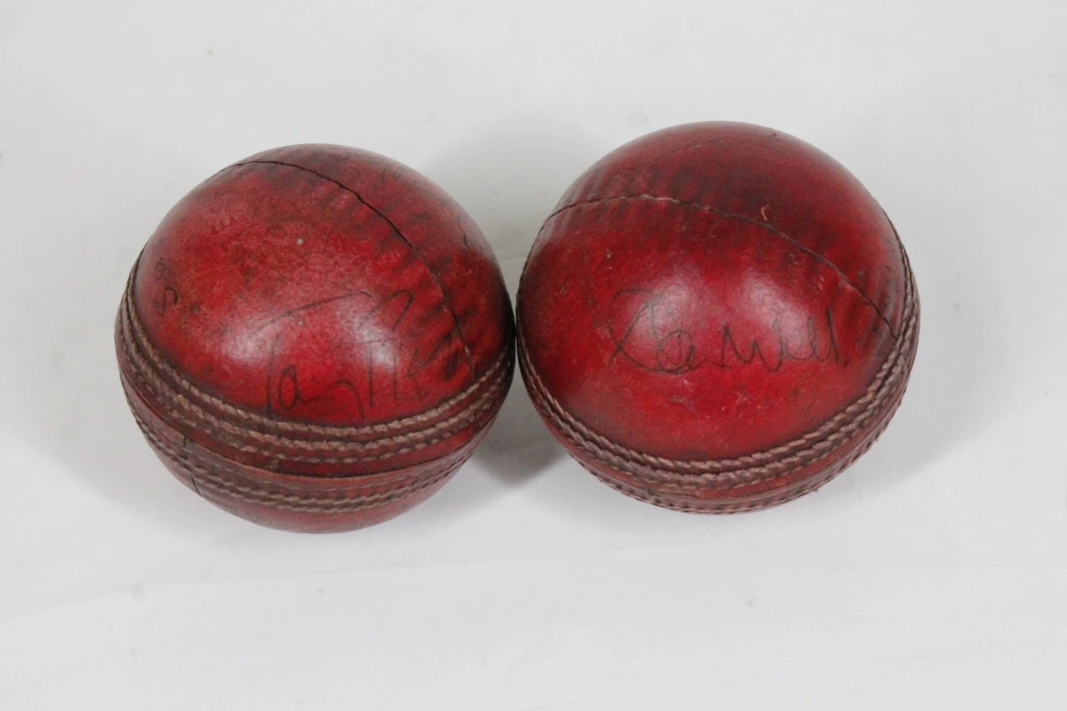 4 Gesigneerde cricketballen