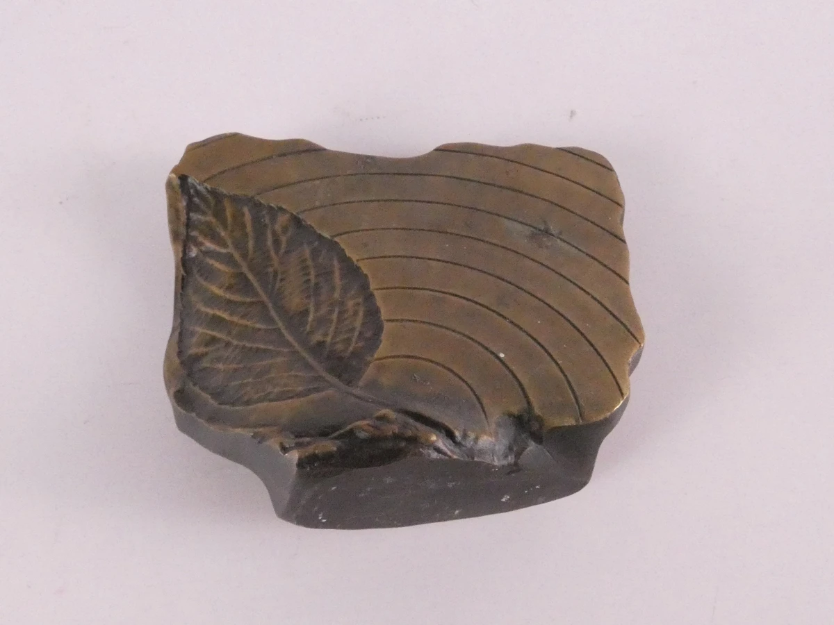 Bronzen sculptuur met bladmotief