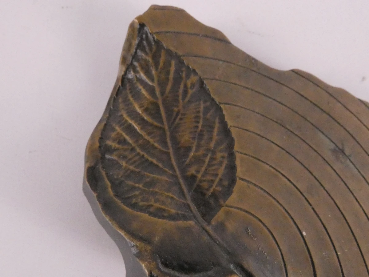 Bronzen sculptuur met bladmotief
