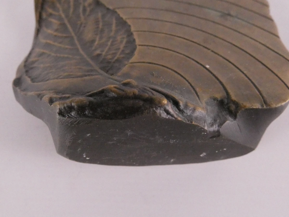 Bronzen sculptuur met bladmotief