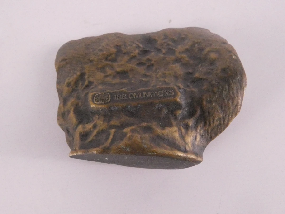 Bronzen sculptuur met bladmotief