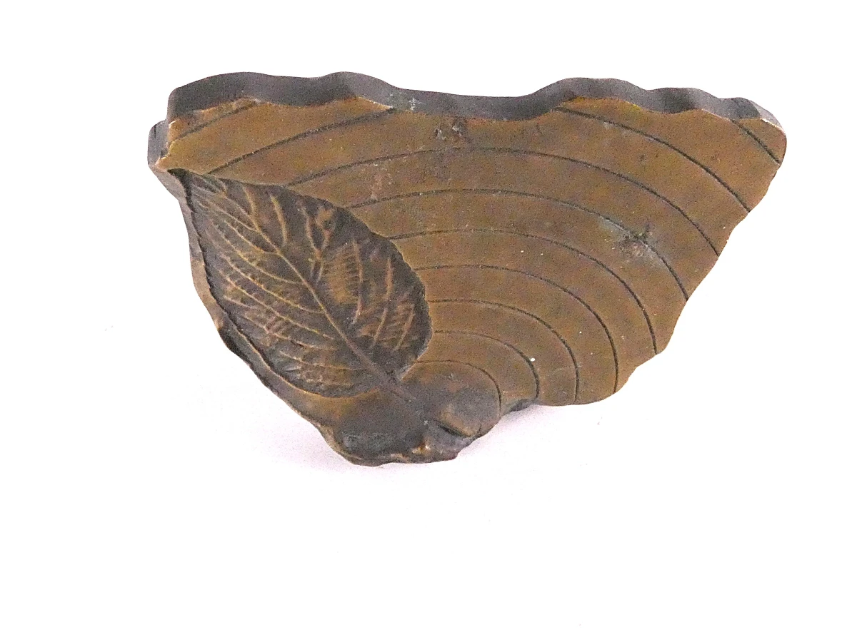 Bronzen sculptuur met bladmotief