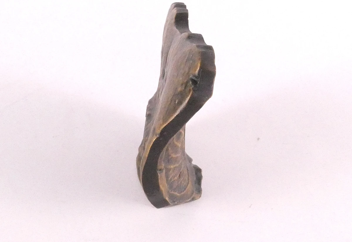 Bronzen sculptuur met bladmotief