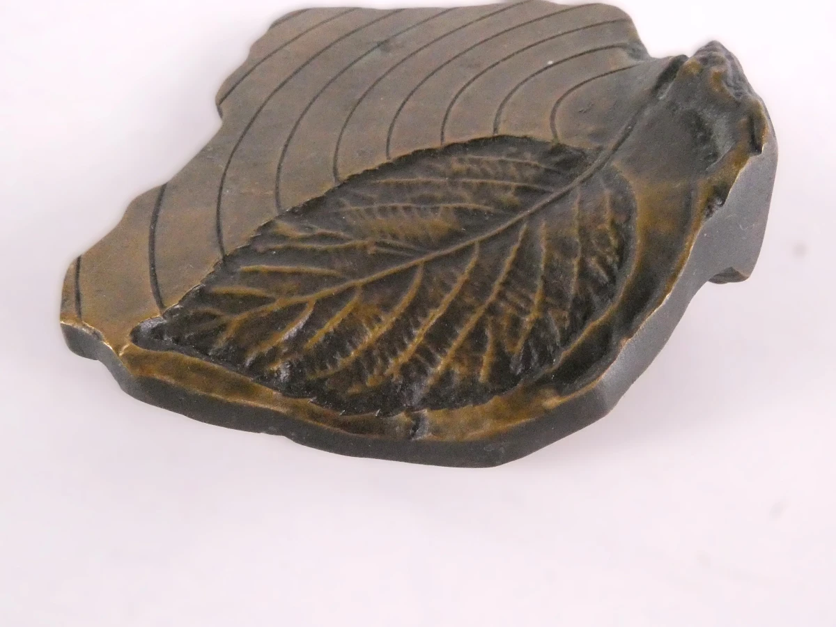 Bronzen sculptuur met bladmotief
