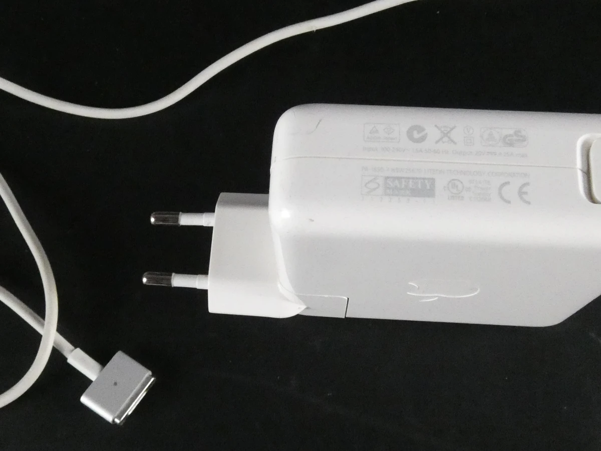MacBook Air met lader en beschermhoes