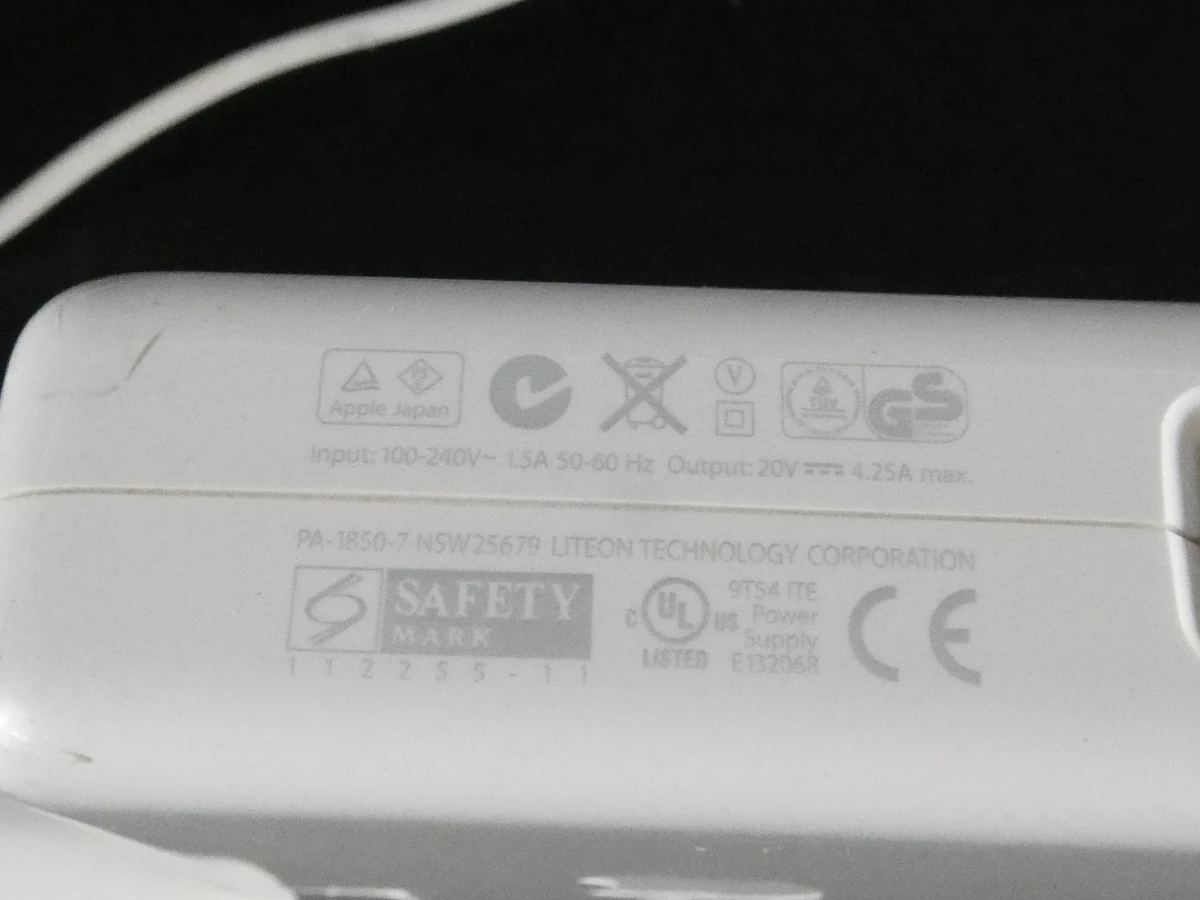 MacBook Air met lader en beschermhoes