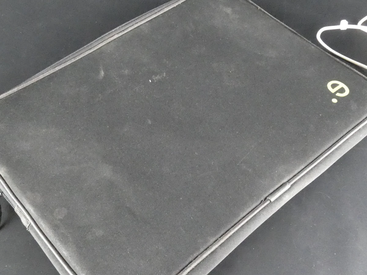 MacBook Air met lader en beschermhoes