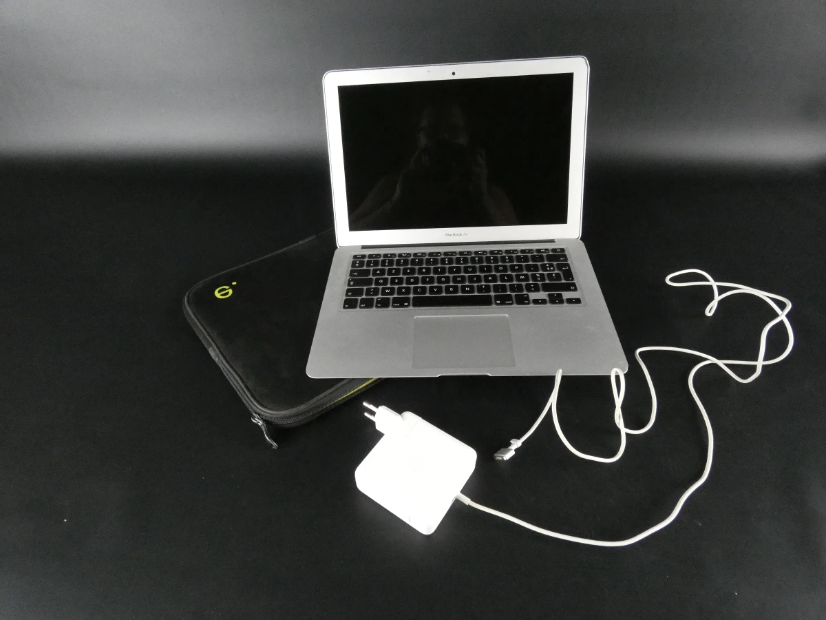 MacBook Air met lader en beschermhoes