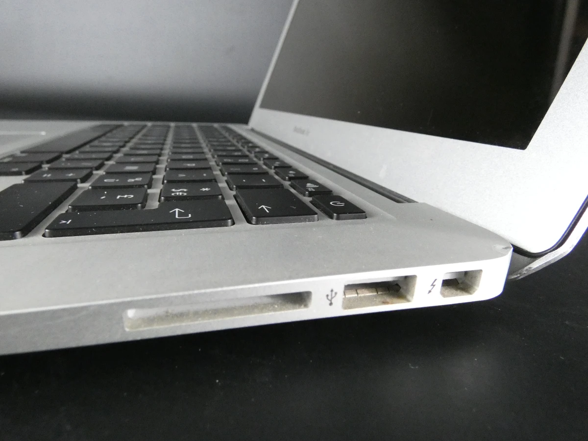 MacBook Air met lader en beschermhoes