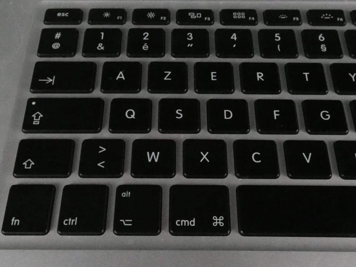 MacBook Air met lader en beschermhoes