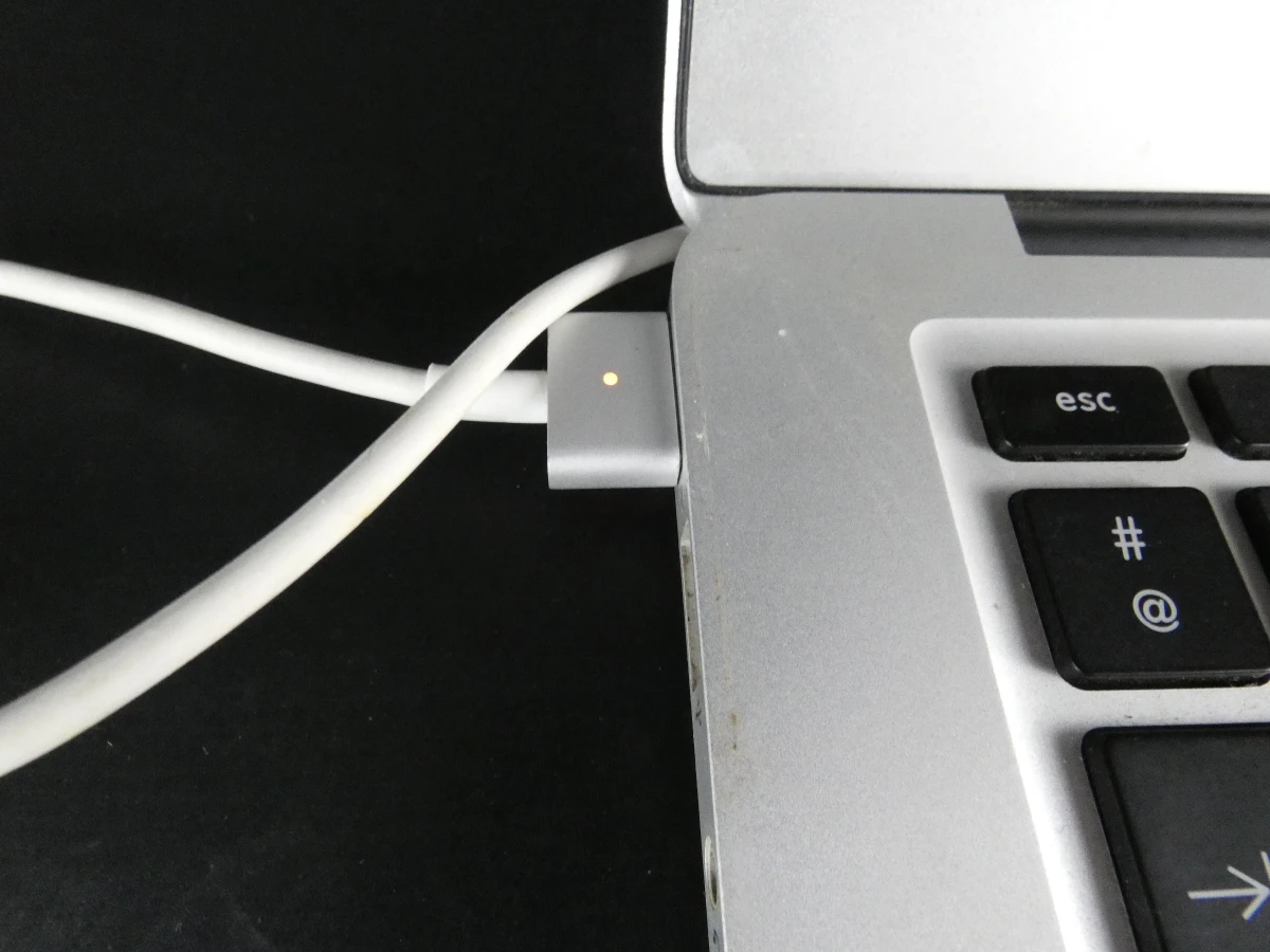 MacBook Air met lader en beschermhoes