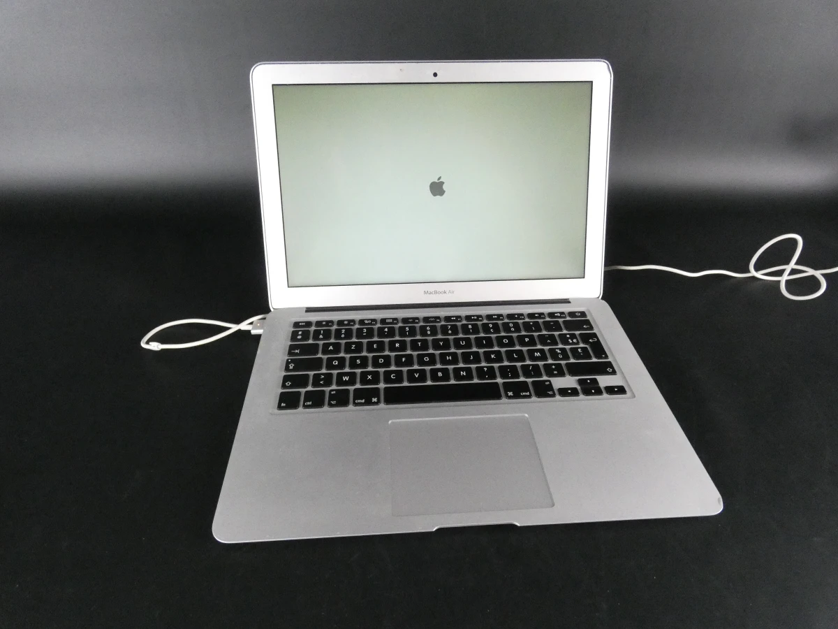 MacBook Air met lader en beschermhoes