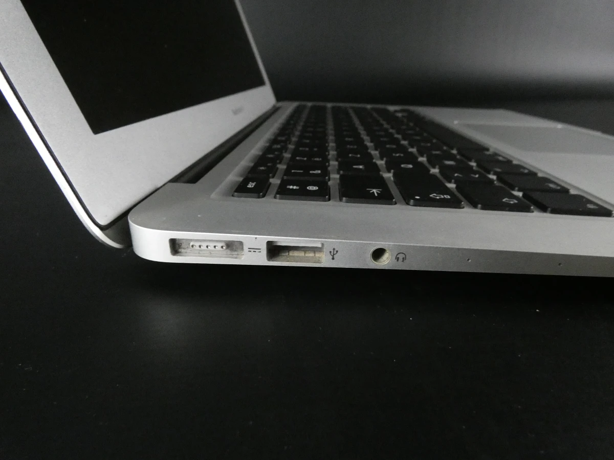 MacBook Air met lader en beschermhoes