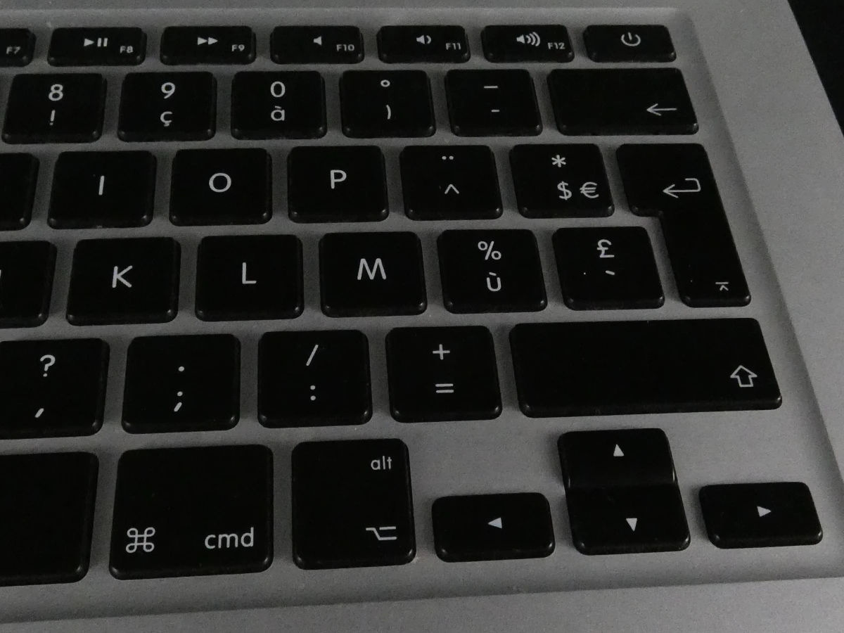 MacBook Air met lader en beschermhoes