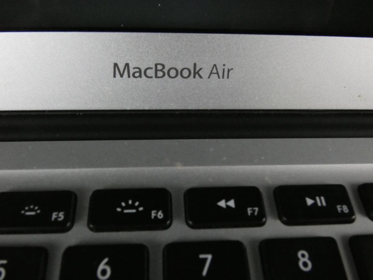 MacBook Air met lader en beschermhoes