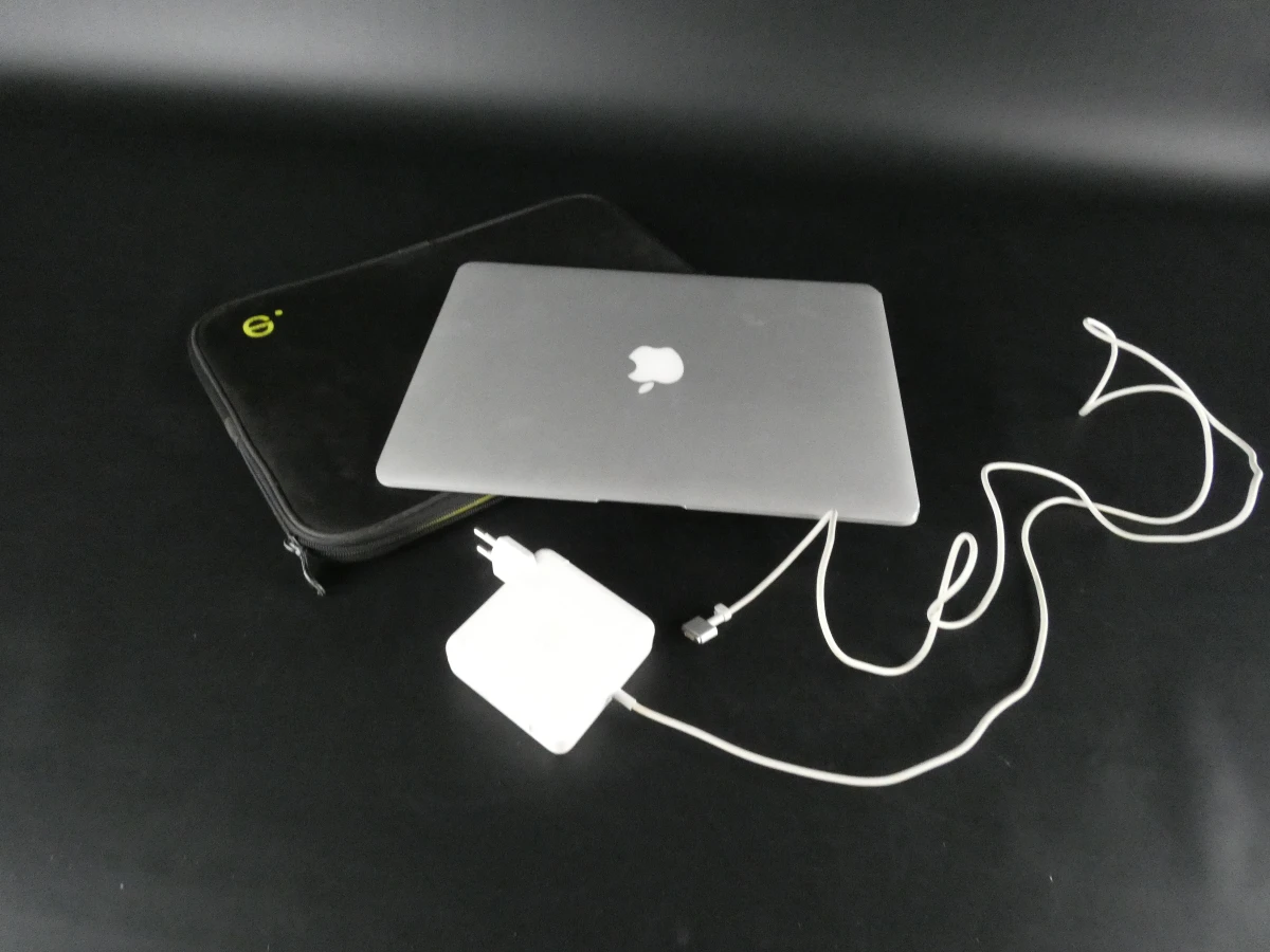 MacBook Air met lader en beschermhoes