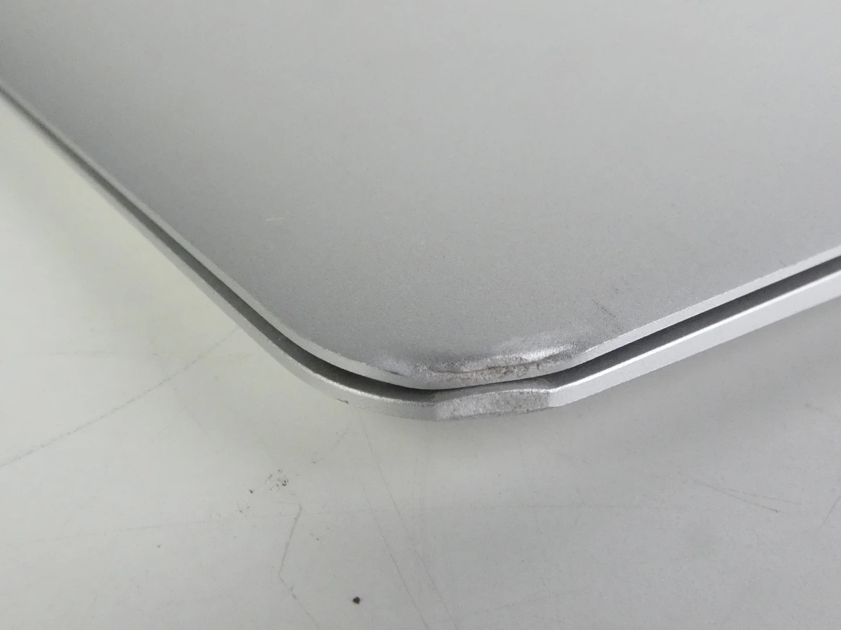 MacBook Air met lader en beschermhoes