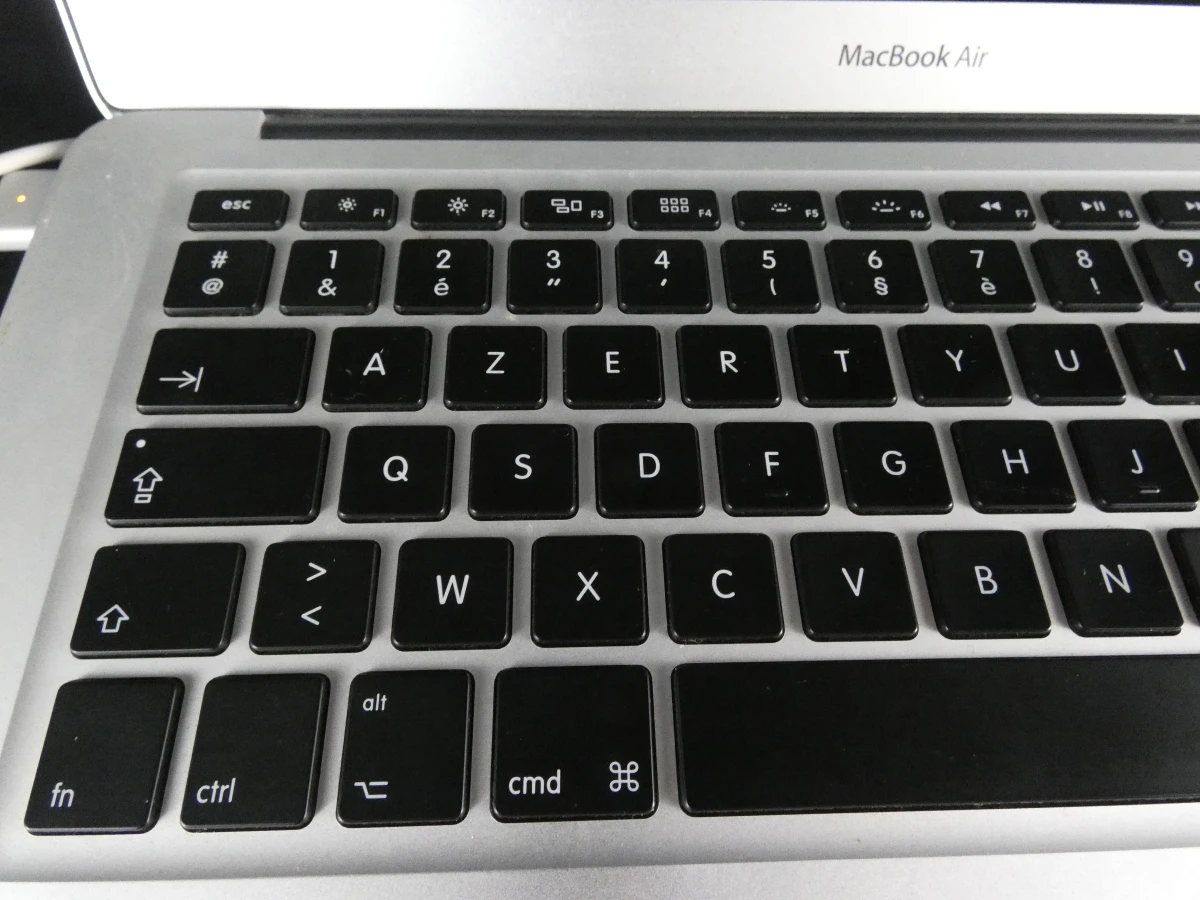 MacBook Air met lader en beschermhoes