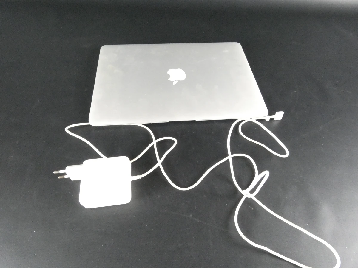 MacBook Air laptop met oplader, gebruikt