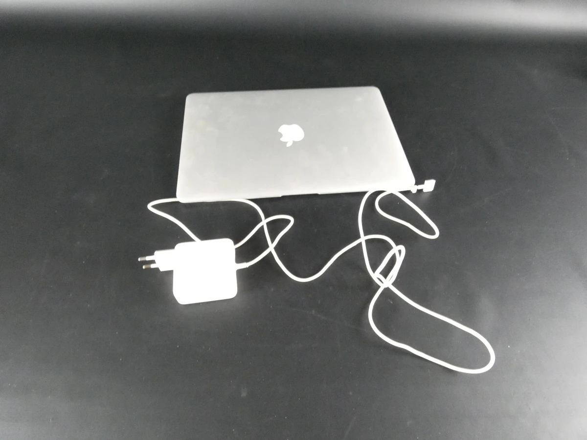 MacBook Air laptop met oplader, gebruikt