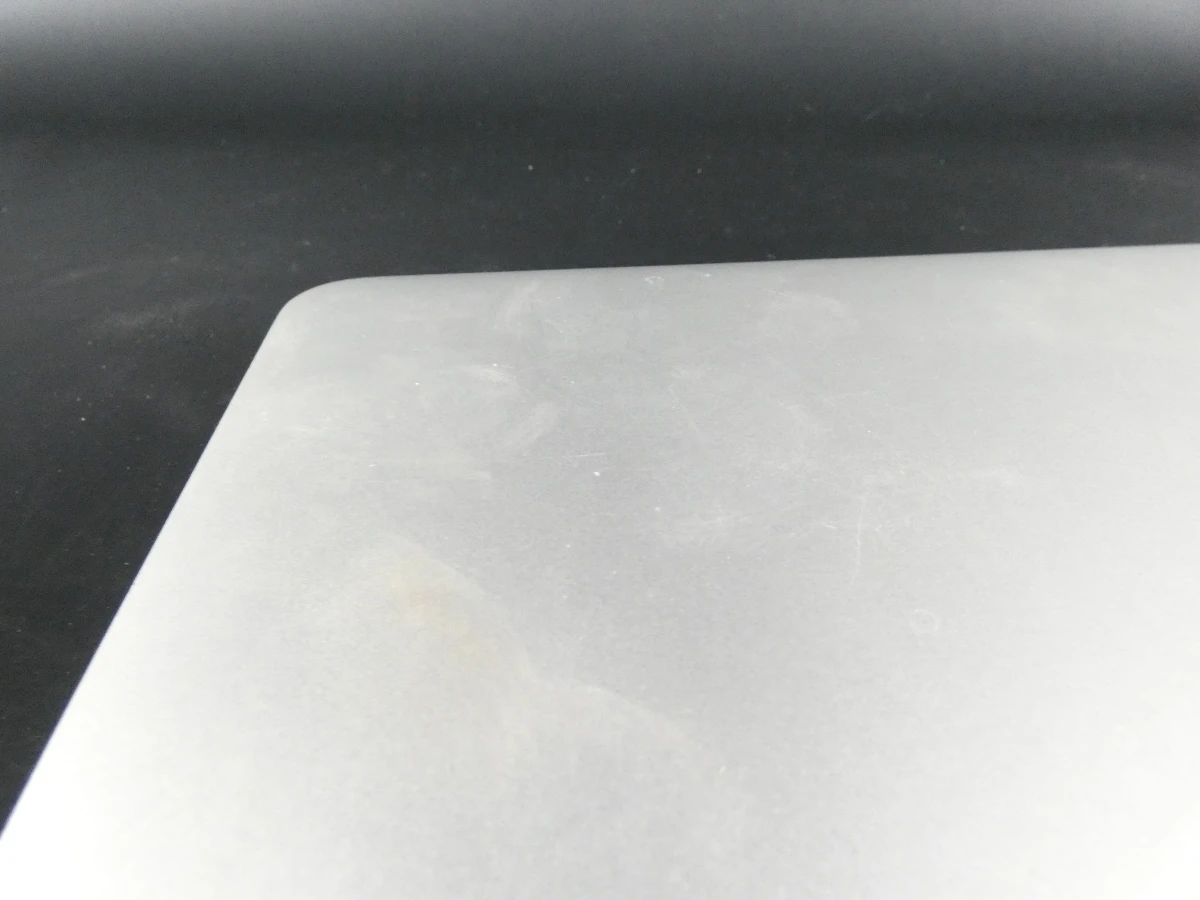 MacBook Air laptop met oplader, gebruikt