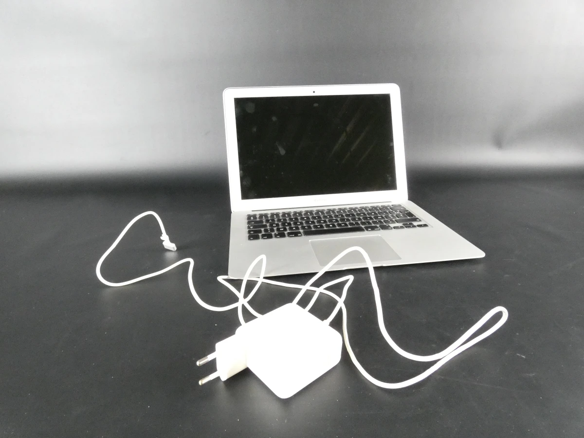 MacBook Air laptop met oplader, gebruikt