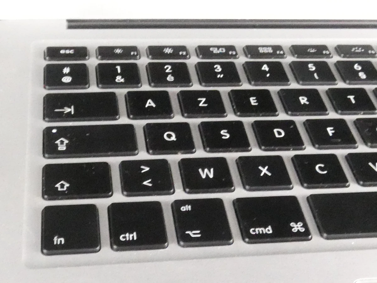 MacBook Air laptop met oplader, gebruikt