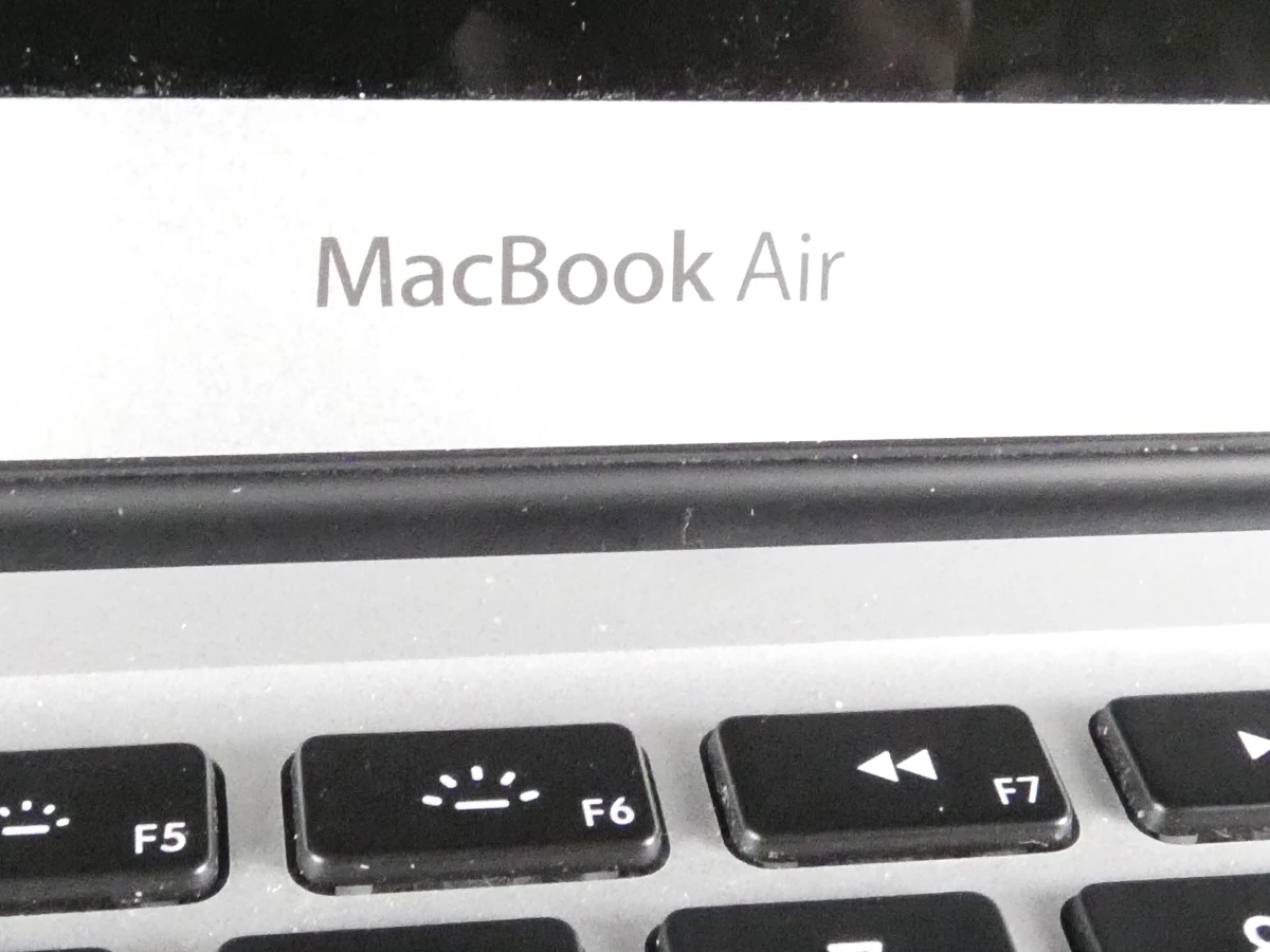 MacBook Air laptop met oplader, gebruikt