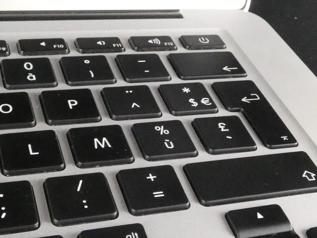 MacBook Air laptop met oplader, gebruikt