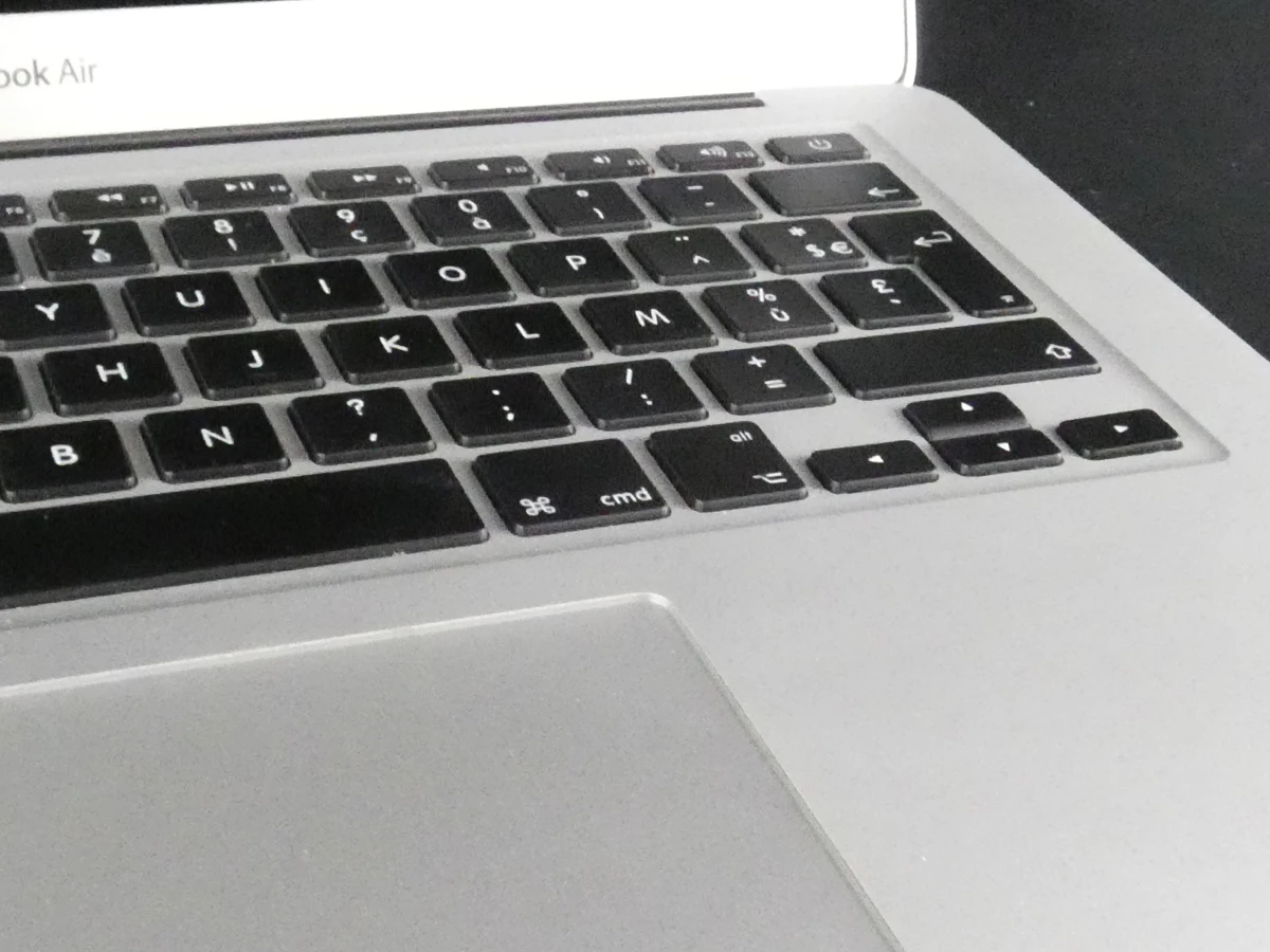MacBook Air laptop met oplader, gebruikt