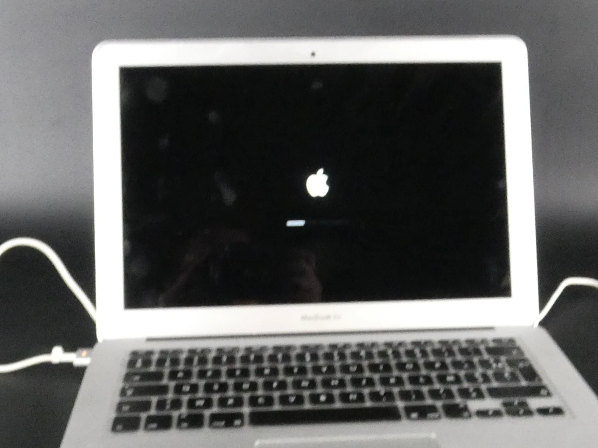 MacBook Air laptop met oplader, gebruikt