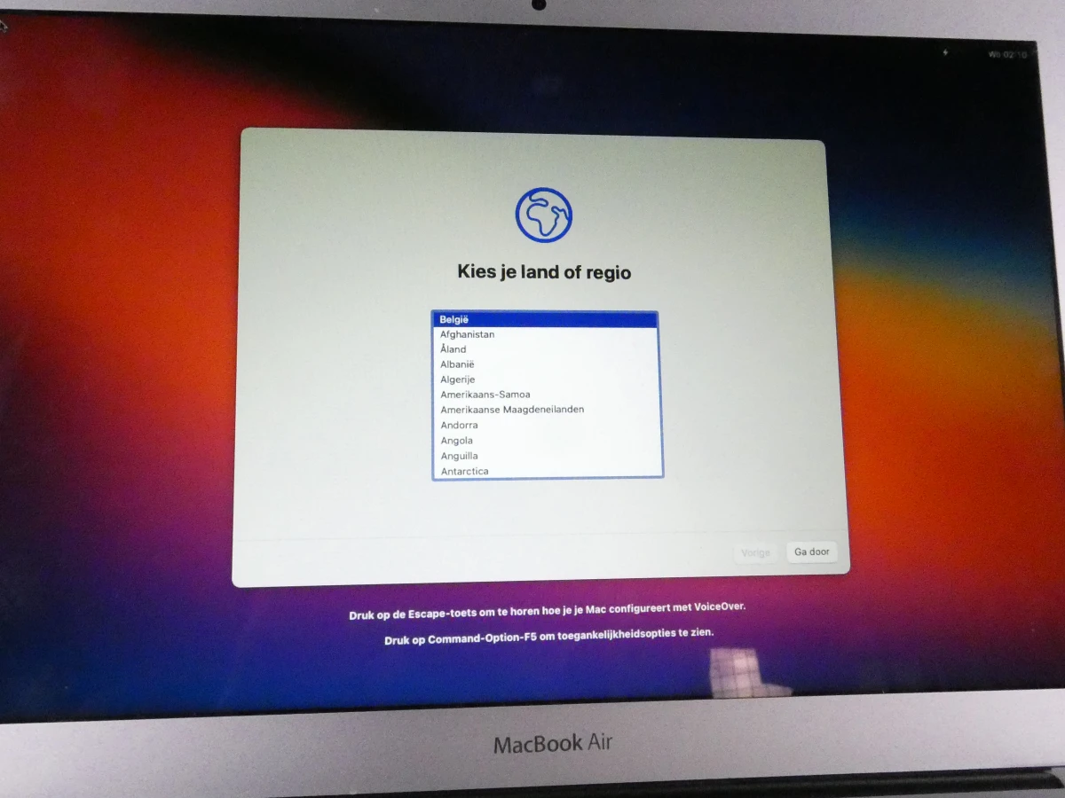MacBook Air laptop met oplader, gebruikt