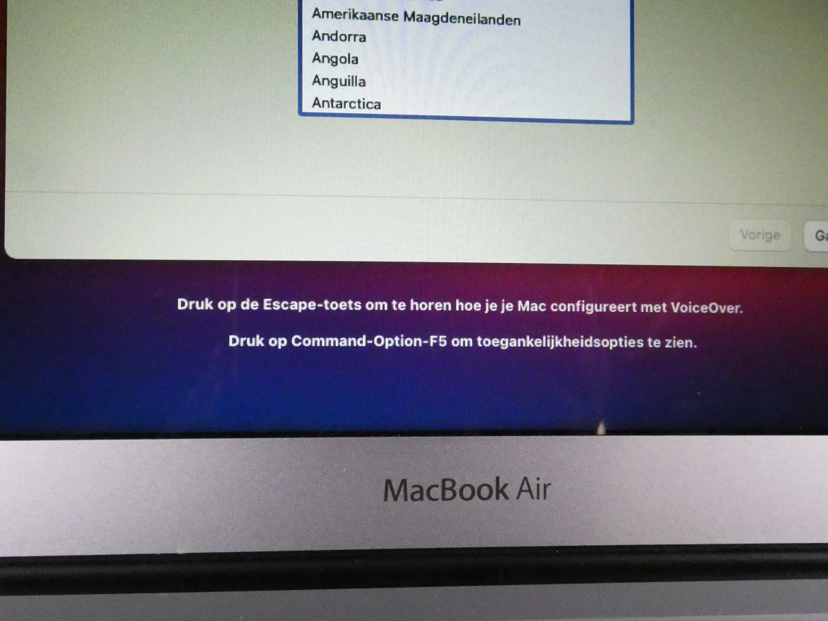 MacBook Air laptop met oplader, gebruikt