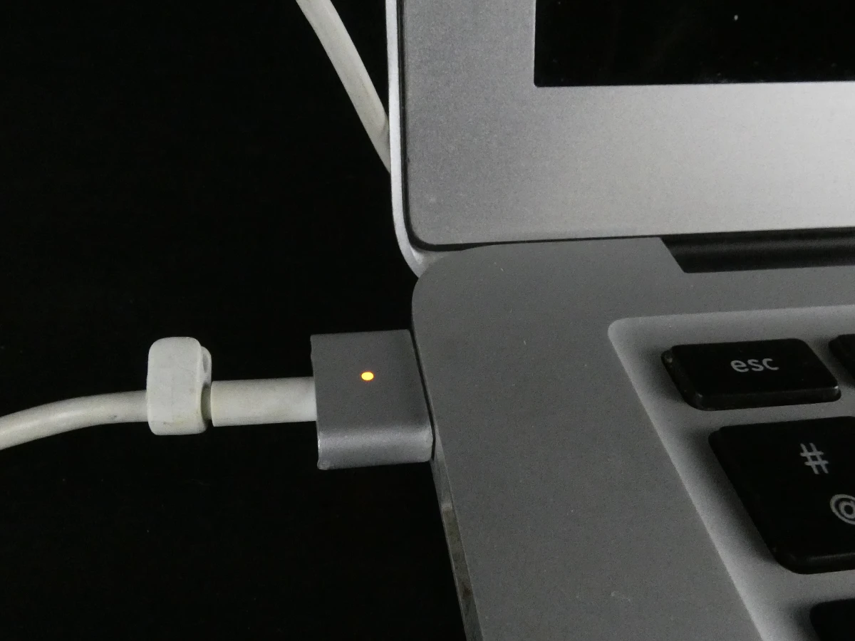 MacBook Air laptop met oplader, gebruikt