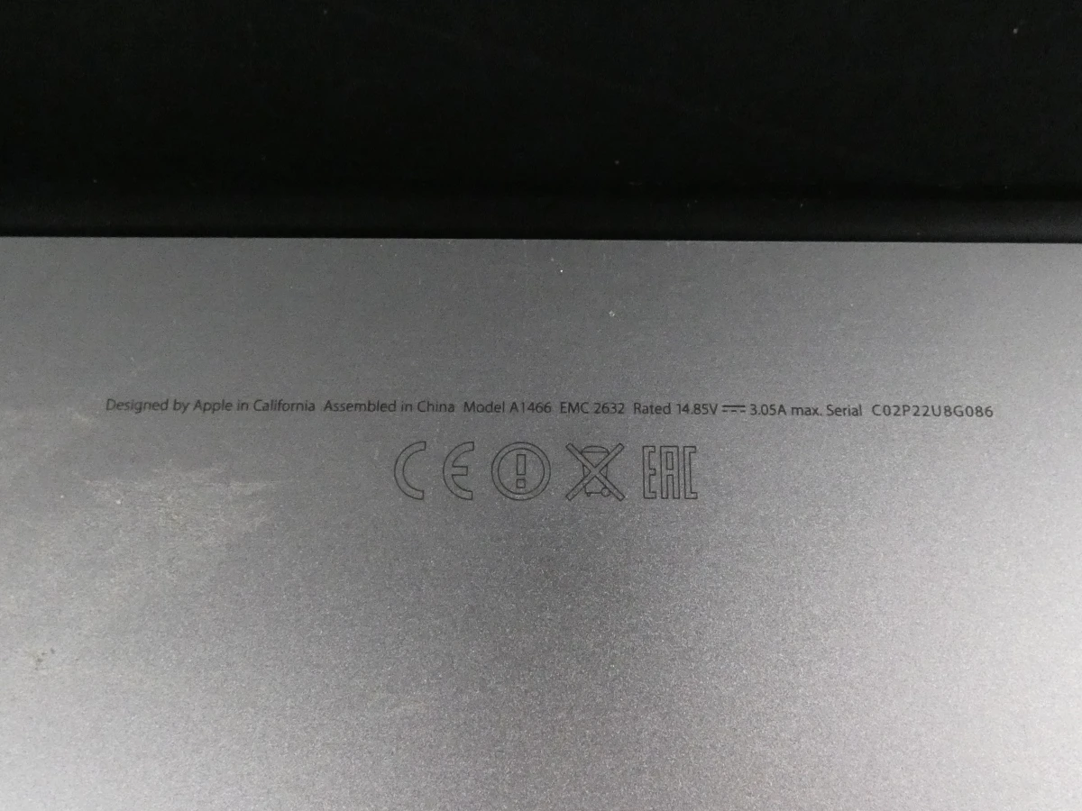 MacBook Air laptop met oplader, gebruikt