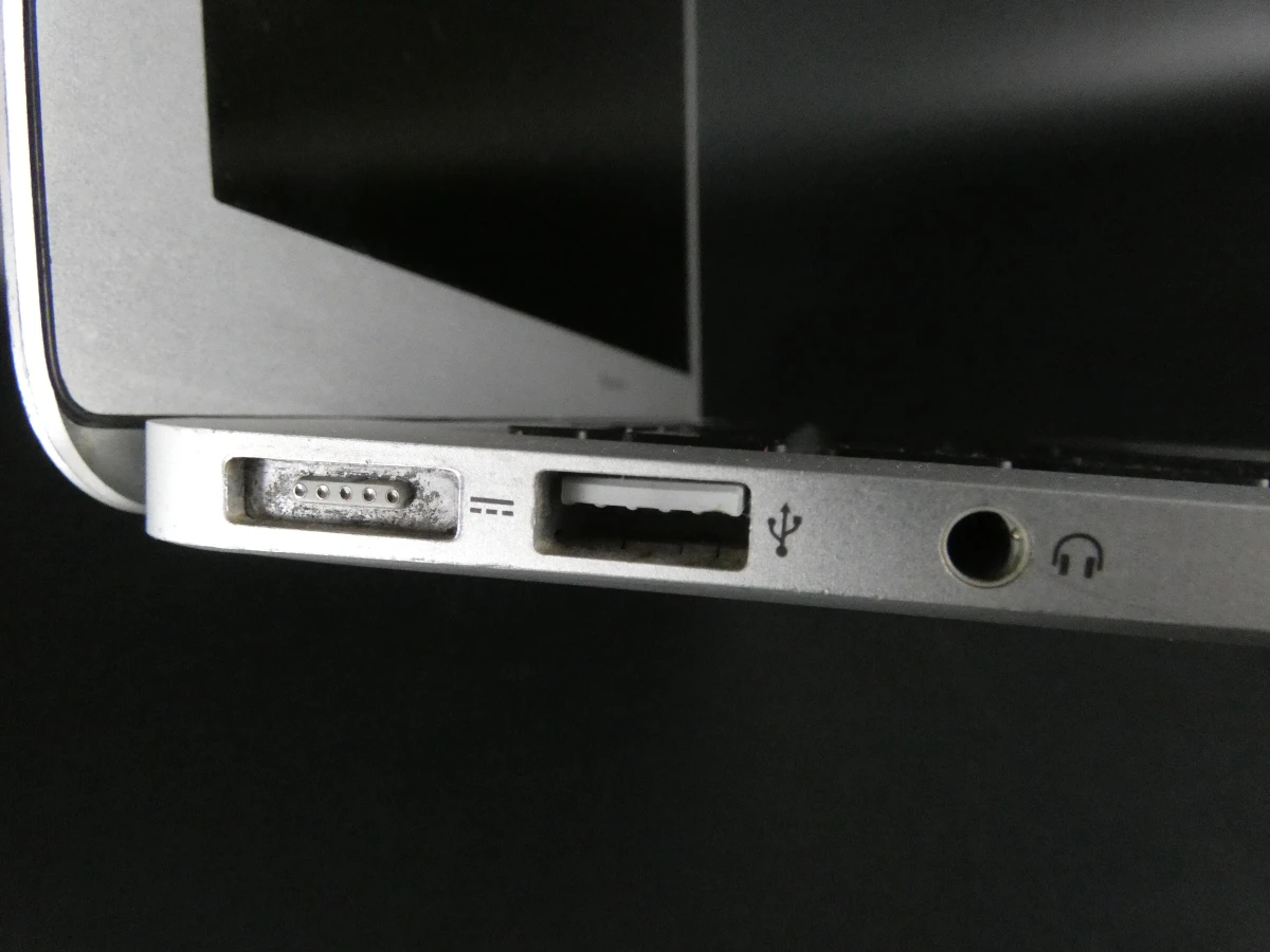 MacBook Air laptop met oplader, gebruikt