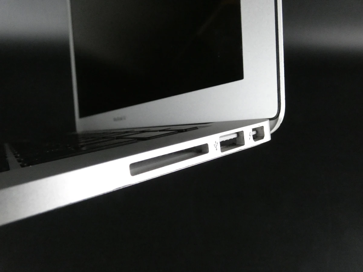 MacBook Air laptop met oplader, gebruikt