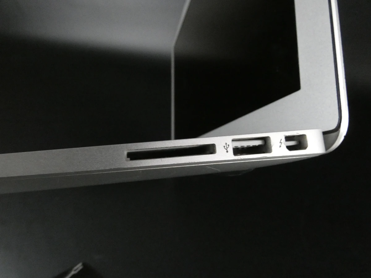 MacBook Air laptop met oplader, gebruikt