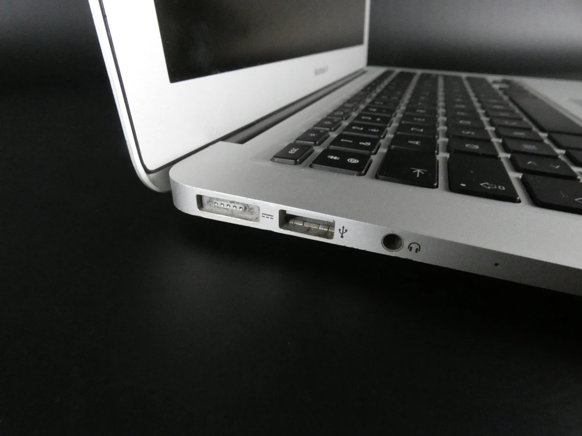 MacBook Air laptop met oplader, gebruikt