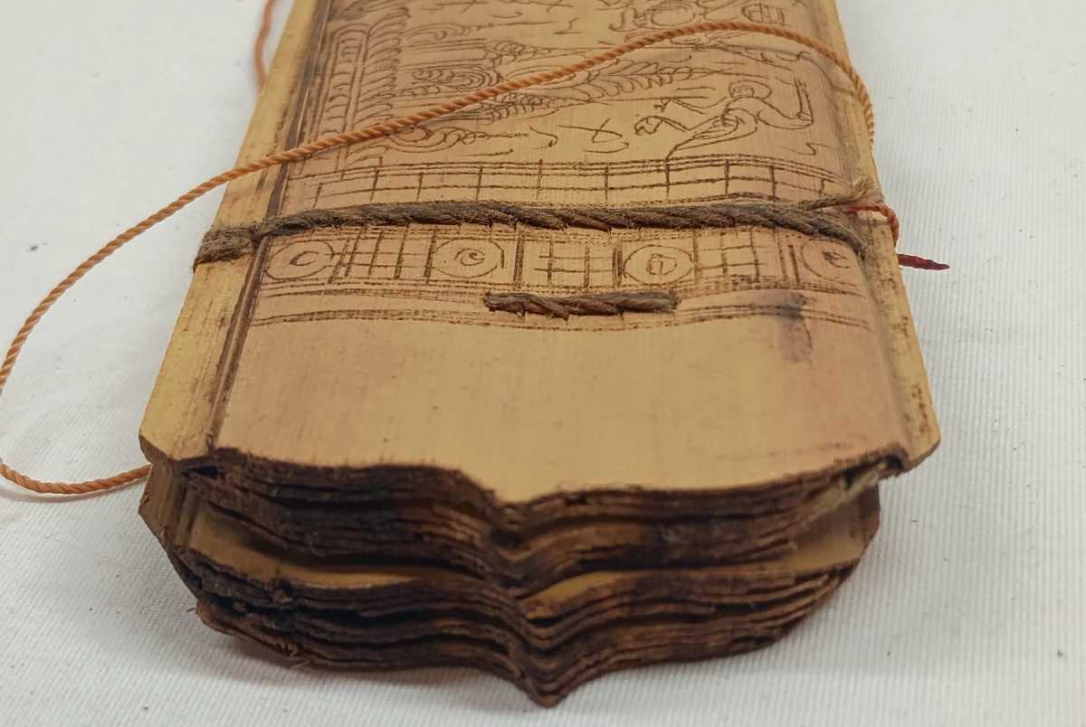 Birmees palmblad manuscript met Theravada Boeddhistische voorstellingen