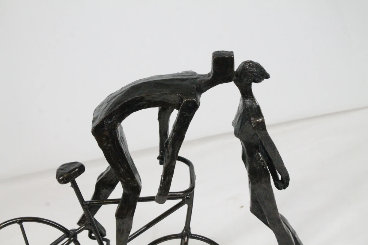 Decoratief beeld "Koppel Kus Op Fiets"