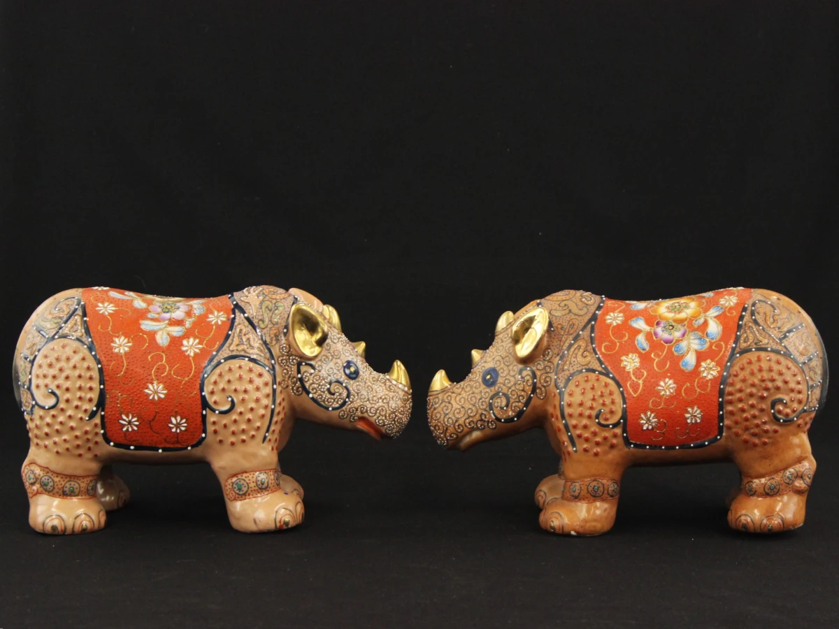 2 porseleinen neushoorns in Japanse Kutani-stijl