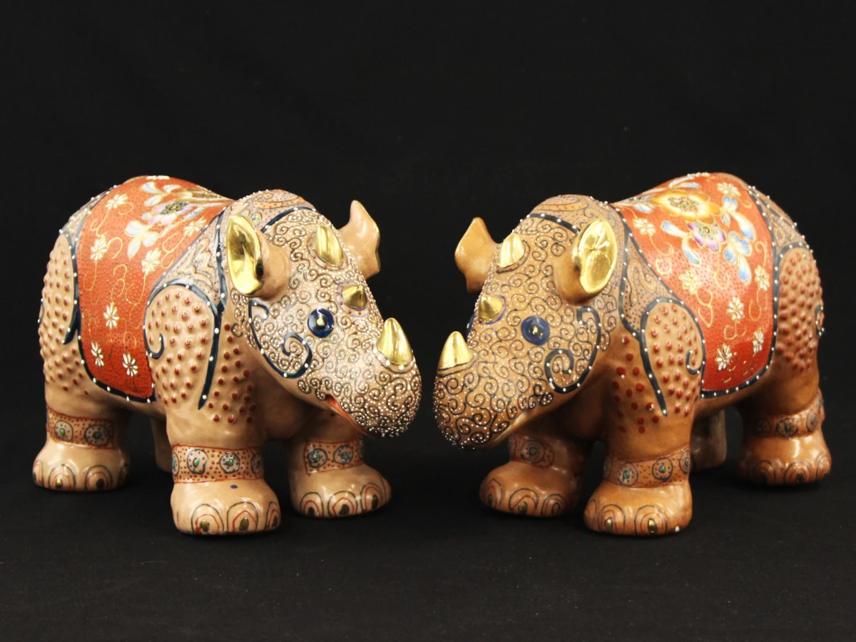 2 porseleinen neushoorns in Japanse Kutani-stijl