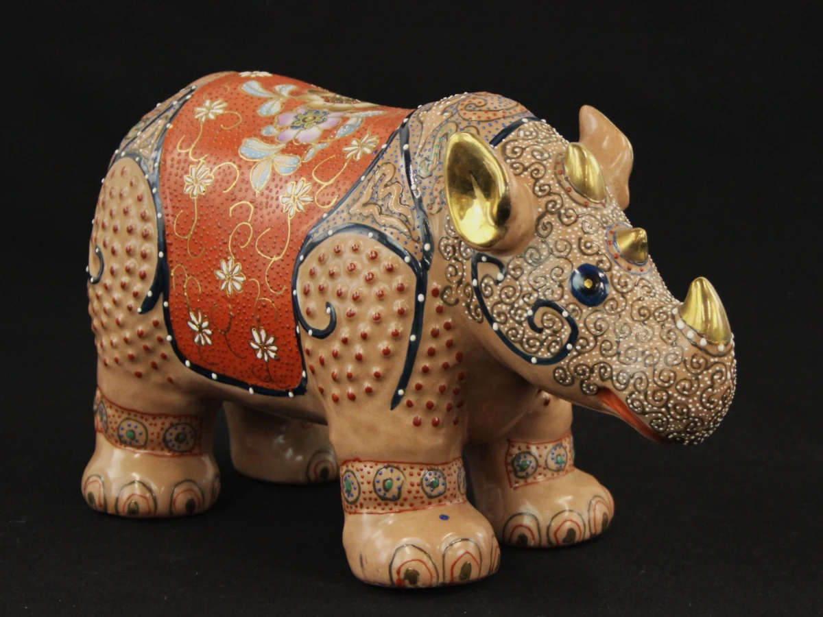 2 porseleinen neushoorns in Japanse Kutani-stijl