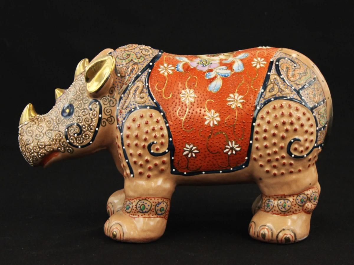 2 porseleinen neushoorns in Japanse Kutani-stijl