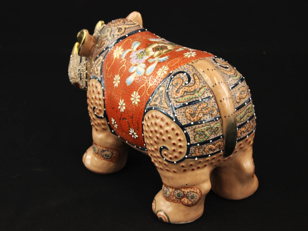 2 porseleinen neushoorns in Japanse Kutani-stijl