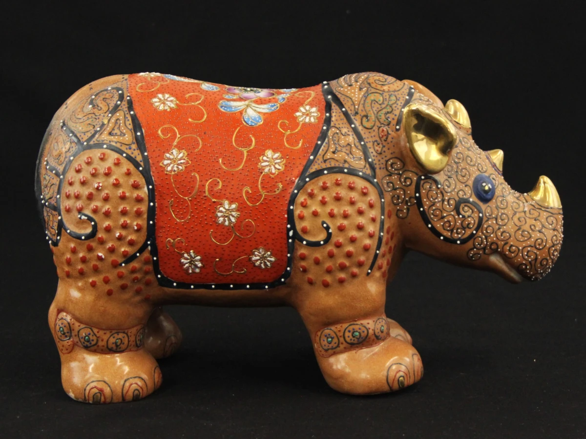 2 porseleinen neushoorns in Japanse Kutani-stijl