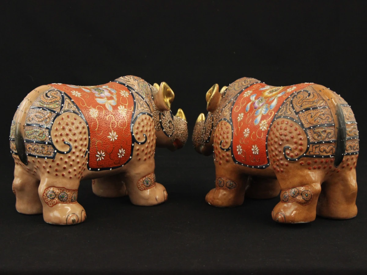 2 porseleinen neushoorns in Japanse Kutani-stijl