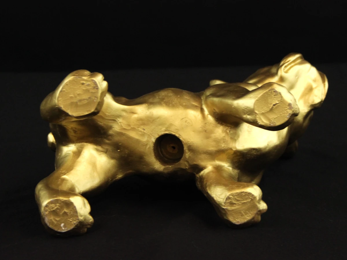 Decoratief beeld van goudkleurige Franse Bulldog in kunststof